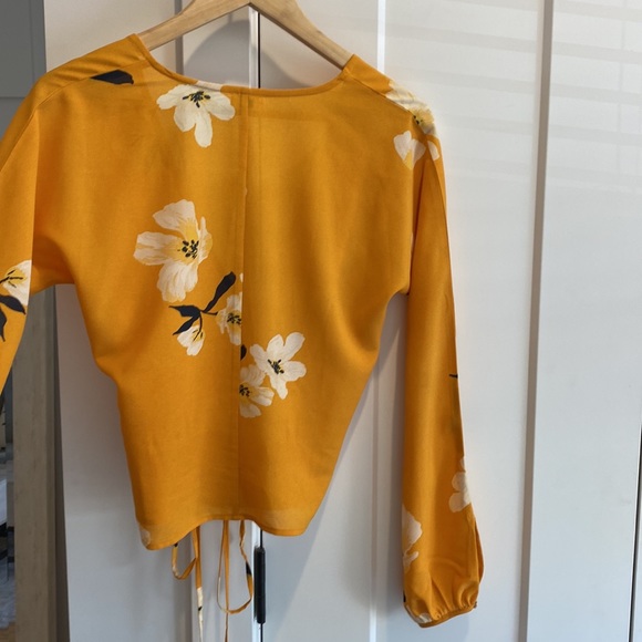 Aritzia floral wrap blouse - Picture 5 of 5